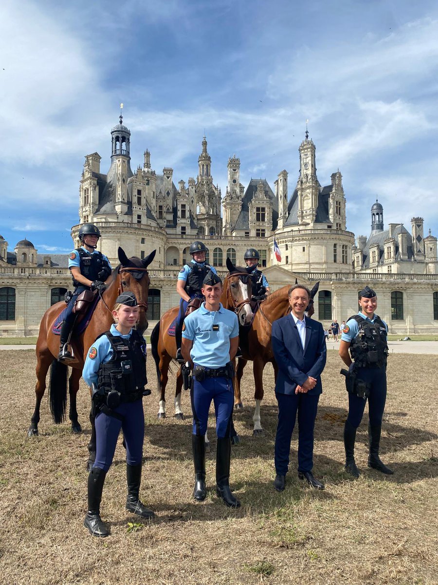 domainechambord's tweet photo. 🏰Chambord accueille Le Monument préféré des Français ! Cette année, @domainechambord sert d’écrin à l’émission présentée par @bernstephane, qui dévoilera le classement final des 14 monuments.
📸Coulisses du tournage
📺 Ce soir à 21h10 sur France 3
#monumentpréférédesfrançais https://t.co/WnOZaIPWsm