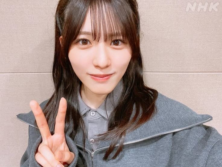 KpiSusie's tweet photo. ひなのちゃんも美玖ちゃんも
細い子たちが調整して太ろうとしてる！
ひなのちゃん確かに元々めっちゃ細いのに痩���たな〜と思ってたから安心かも！

美玖ちゃんの卒業写真のダンス
ここの脚の上げ方のシルエットが綺麗すぎてこういう簡単な振りでも上手いなぁ〜と改めて思う！
#金村美玖
#大越ひなの https://t.co/53ndqSscec