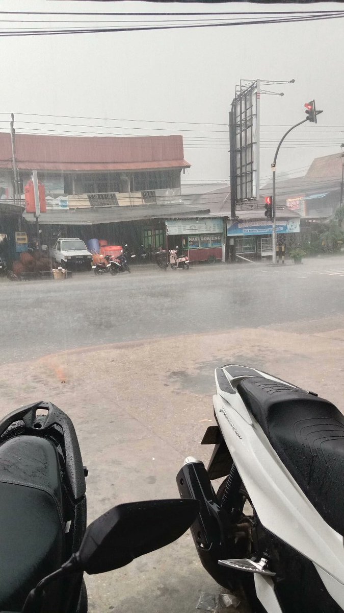 ketikanrandom's tweet photo. Alhamdulillah, hujan. Hujan semalaman ya, gapapa kok. Biar kabut asapnya musnah! https://t.co/V3LeC4DMir