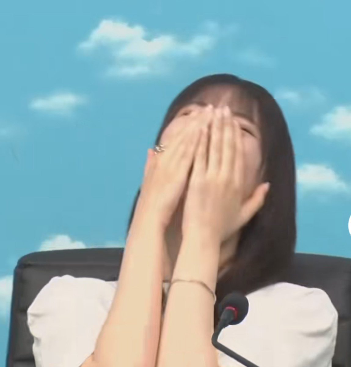 KpiSusie's tweet photo. 菜緒ちゃんがこんだけ笑ってるの見られて嬉しい…！ひな誕���のソンコトの時も思ったけど菜緒ちゃんが楽しそうにしてるだけ嬉しくなる！

みっちゃんのイチャイチャ虫ビジュ良すぎないか…？
この髪型ライブでもやってほしい。。

#小坂菜緒
#平岡海月 https://t.co/5XbOcExnFZ