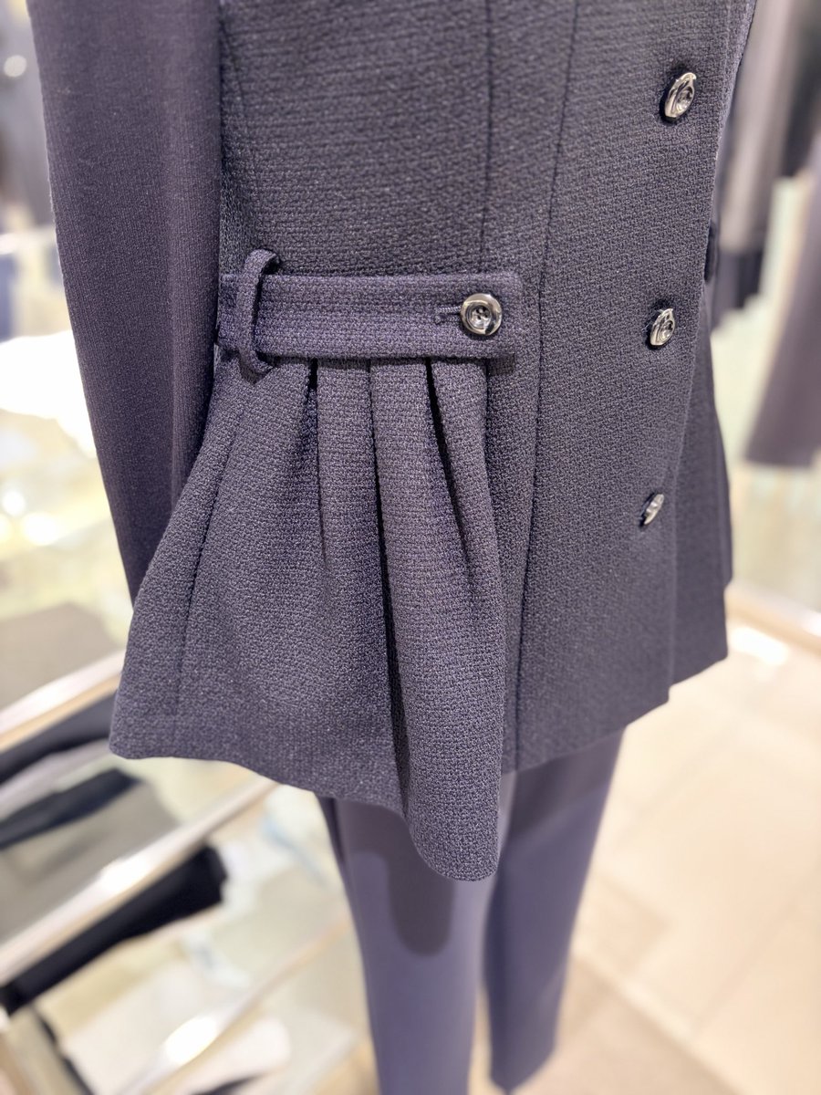 M_PREMIER_JP's tweet photo. ▶︎伊勢丹新宿店

新宿店限定のアイテムをご紹介！
ネイビーカラーで統一感のあるフリンジツイードジレ。シワになりにくい上質な裁縫と素材により、一着で洗練された印象を与えるデザインです。

フリンジツイードジレブラウス
¥ 53,900

https://t.co/nNk9PJnIou

#MPREMIER #エムプルミエ https://t.co/6sDcDYPIJk