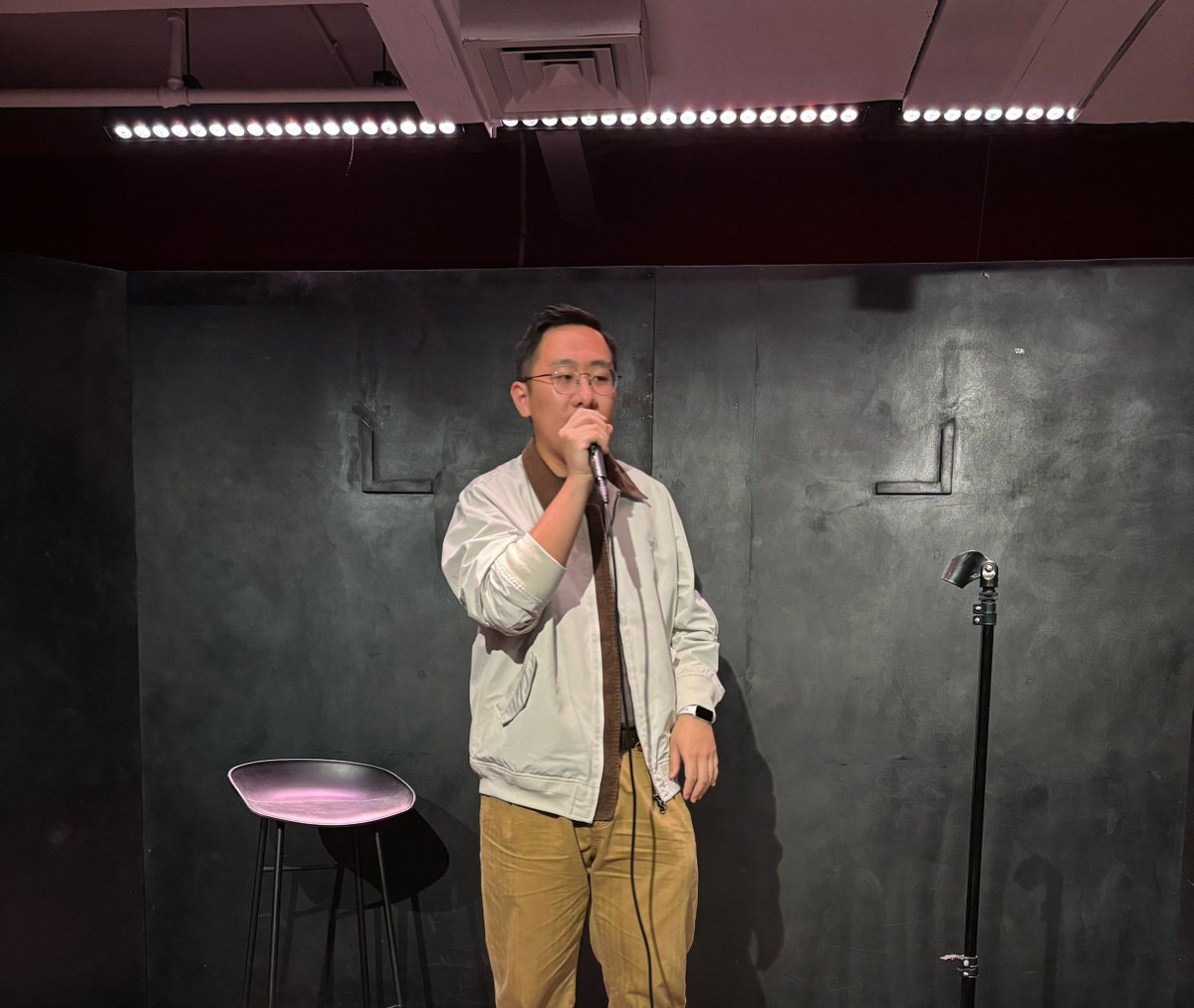 NigelEyerman's tweet photo. Just killed a joke about my cousin’s terrible dating choices—whole crowd is cackling so loud, I swear the building’s foundation is shaking. Standup life u003eu003eu003e everything. https://t.co/Ayq4xzlmgM