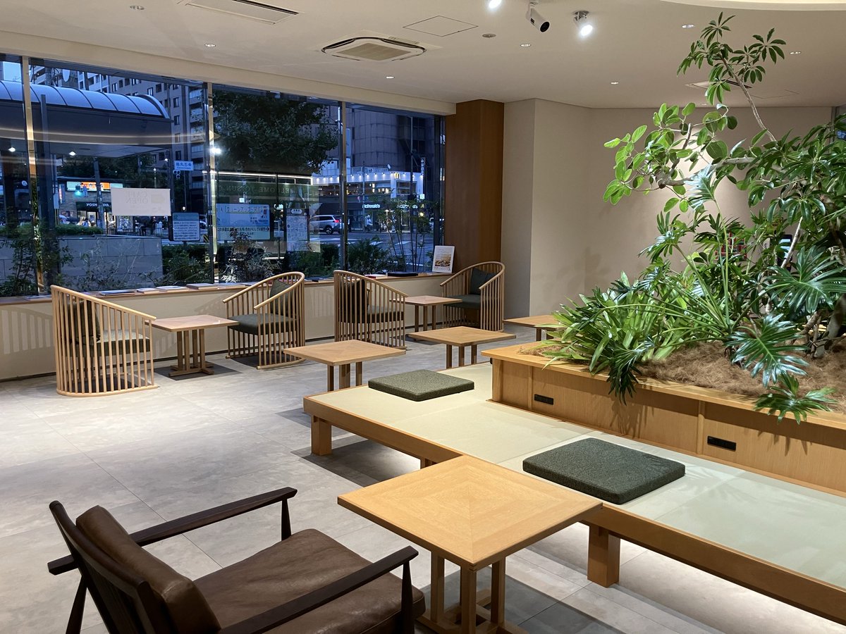 andtearoom_jp's tweet photo. 18時前、
ついこの間まで、まだまだ明るかったのに
少しずつ、日が短くなりましたね。
季節が変わったんだなぁ��感じます。

夕暮れ時の店内は
とてもしっとりした空間です。

本日もお疲れ様でした。

営業時間
11:00〜18:00（LO 17:30）
夕暮れの心地よい時間もオススメです。

#夕暮れカフェ https://t.co/ACJwS5pZiU