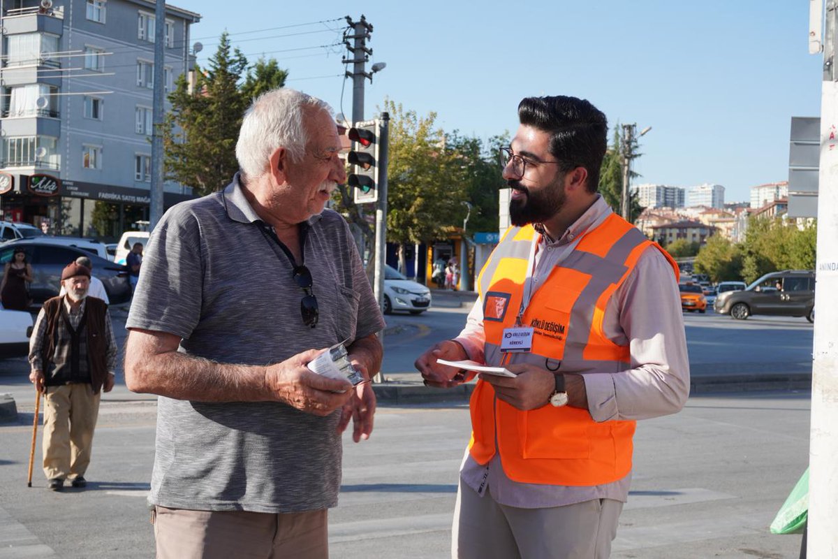 kdgenclik's tweet photo. Köklü Değişim Gençlik Kolları Ankara olarak, gençliğin geleceğini ve toplumun istikbalini doğrudan ilgilendiren “Neslimiz Tehlikede: Kurtuluş İslami Eğitimde” kampanyamız kapsamında saha çalışmalarımızı sürdürüyoruz.
Pursaklar, Keçiören, Mamak ve Ankara’nın farklı ilçelerinde gerçekleştirdiğimiz broşür dağıtımlarıyla genç kardeşlerimizle bir araya gelerek kampanyamızın mesajını paylaştık.
Gençlerin düşünce dünyasını ve gelecek tasavvurunu şekillendiren eğitim sisteminin, seküler bir anlayış üzerine kurulmasının ortaya çıkardığı sorunlara dikkat çektik. Eğitimin insanı kendi fıtratından ve hakikat arayışından uzaklaştıran bir anlayışla ele alınmasının, gençleri kimlik ve inanç bunalımlarıyla baş başa bıraktığını konuştuk.
Çürüyen eğitim düzeni, okullarda artan şiddet ve kaos, ailelerin her geçen gün ağırlaşan eğitim maliyetleri, kimlik ve inanç krizleri yaşayan gençler...
Bütün bu sorunların yalnızca sistem içerisinde yapılacak yüzeysel düzenlemelerle çözülemeyeceğini; insanı merkeze alan, onun dünya ve ahiret hayatını birlikte gözeten İslami bir eğitim anlayışına ihtiyaç olduğunu anlattık.
Çünkü mesele yalnızca diploma sahibi bir nesil yetiştirmek değil; kim olduğunu, neden yaratıldığını ve nasıl yaşaması gerektiğini bilen bir nesil yetiştirmektir.
Gençliğimizin geleceği için sahadayız...
Hakikati anlatmak, çözümü göstermek ve neslimizin geleceğine sahip çıkmak için çalışmaya devam edeceğiz.
Rabbimizden temennimiz; yaptığımız çalışmaları hayırlara vesile kılması ve bizleri neslimizin ıslahı için samimiyetle çalışan kullarından eylemesidir. Âmin...

#GeleceğimizİslamiEğitimde
#ŞahsiyetliNesil