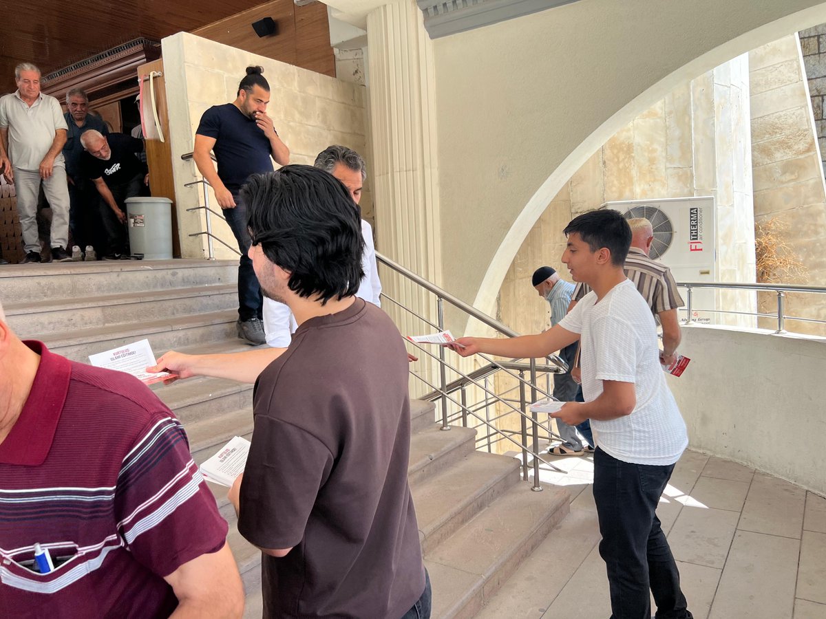 kdgenclik's tweet photo. Köklü Değişim Gençlik Kolları Ankara olarak, gençliğin geleceğini ve toplumun istikbalini doğrudan ilgilendiren “Neslimiz Tehlikede: Kurtuluş İslami Eğitimde” kampanyamız kapsamında saha çalışmalarımızı sürdürüyoruz.
Pursaklar, Keçiören, Mamak ve Ankara’nın farklı ilçelerinde gerçekleştirdiğimiz broşür dağıtımlarıyla genç kardeşlerimizle bir araya gelerek kampanyamızın mesajını paylaştık.
Gençlerin düşünce dünyasını ve gelecek tasavvurunu şekillendiren eğitim sisteminin, seküler bir anlayış üzerine kurulmasının ortaya çıkardığı sorunlara dikkat çektik. Eğitimin insanı kendi fıtratından ve hakikat arayışından uzaklaştıran bir anlayışla ele alınmasının, gençleri kimlik ve inanç bunalımlarıyla baş başa bıraktığını konuştuk.
Çürüyen eğitim düzeni, okullarda artan şiddet ve kaos, ailelerin her geçen gün ağırlaşan eğitim maliyetleri, kimlik ve inanç krizleri yaşayan gençler...
Bütün bu sorunların yalnızca sistem içerisinde yapılacak yüzeysel düzenlemelerle çözülemeyeceğini; insanı merkeze alan, onun dünya ve ahiret hayatını birlikte gözeten İslami bir eğitim anlayışına ihtiyaç olduğunu anlattık.
Çünkü mesele yalnızca diploma sahibi bir nesil yetiştirmek değil; kim olduğunu, neden yaratıldığını ve nasıl yaşaması gerektiğini bilen bir nesil yetiştirmektir.
Gençliğimizin geleceği için sahadayız...
Hakikati anlatmak, çözümü göstermek ve neslimizin geleceğine sahip çıkmak için çalışmaya devam edeceğiz.
Rabbimizden temennimiz; yaptığımız çalışmaları hayırlara vesile kılması ve bizleri neslimizin ıslahı için samimiyetle çalışan kullarından eylemesidir. Âmin...

#GeleceğimizİslamiEğitimde
#ŞahsiyetliNesil