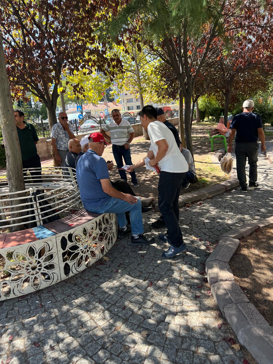 kdgenclik's tweet photo. Köklü Değişim Gençlik Kolları Ankara olarak, gençliğin geleceğini ve toplumun istikbalini doğrudan ilgilendiren “Neslimiz Tehlikede: Kurtuluş İslami Eğitimde” kampanyamız kapsamında saha çalışmalarımızı sürdürüyoruz.
Pursaklar, Keçiören, Mamak ve Ankara’nın farklı ilçelerinde gerçekleştirdiğimiz broşür dağıtımlarıyla genç kardeşlerimizle bir araya gelerek kampanyamızın mesajını paylaştık.
Gençlerin düşünce dünyasını ve gelecek tasavvurunu şekillendiren eğitim sisteminin, seküler bir anlayış üzerine kurulmasının ortaya çıkardığı sorunlara dikkat çektik. Eğitimin insanı kendi fıtratından ve hakikat arayışından uzaklaştıran bir anlayışla ele alınmasının, gençleri kimlik ve inanç bunalımlarıyla baş başa bıraktığını konuştuk.
Çürüyen eğitim düzeni, okullarda artan şiddet ve kaos, ailelerin her geçen gün ağırlaşan eğitim maliyetleri, kimlik ve inanç krizleri yaşayan gençler...
Bütün bu sorunların yalnızca sistem içerisinde yapılacak yüzeysel düzenlemelerle çözülemeyeceğini; insanı merkeze alan, onun dünya ve ahiret hayatını birlikte gözeten İslami bir eğitim anlayışına ihtiyaç olduğunu anlattık.
Çünkü mesele yalnızca diploma sahibi bir nesil yetiştirmek değil; kim olduğunu, neden yaratıldığını ve nasıl yaşaması gerektiğini bilen bir nesil yetiştirmektir.
Gençliğimizin geleceği için sahadayız...
Hakikati anlatmak, çözümü göstermek ve neslimizin geleceğine sahip çıkmak için çalışmaya devam edeceğiz.
Rabbimizden temennimiz; yaptığımız çalışmaları hayırlara vesile kılması ve bizleri neslimizin ıslahı için samimiyetle çalışan kullarından eylemesidir. Âmin...

#GeleceğimizİslamiEğitimde
#ŞahsiyetliNesil
