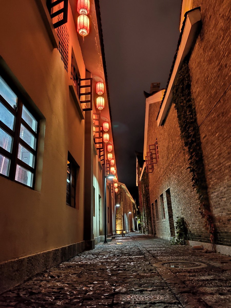 FrediaMaggbl's tweet photo. Late afternoon light hitting the city’s hidden alley wall—tiny sticker art and distant bike bells. Urban quiet hits different here. https://t.co/QhkuboWTgy