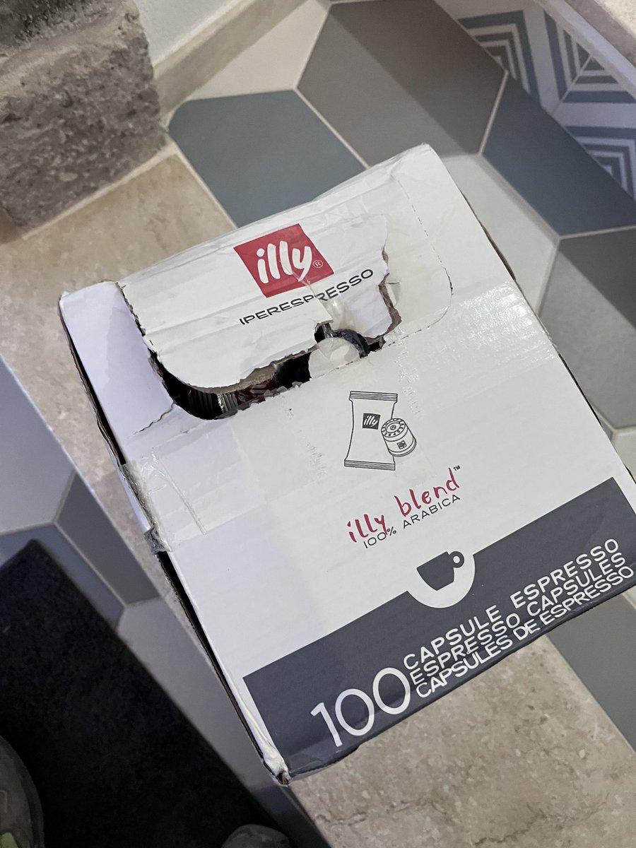 Marce__72's tweet photo. Appena arrivato il pacco di caffè #Illy con @PosteItaliane , pacco aperto con 10 capsule mancanti…. #Miserabili, ve le avrei comprate io! https://t.co/Ltims3uFVm