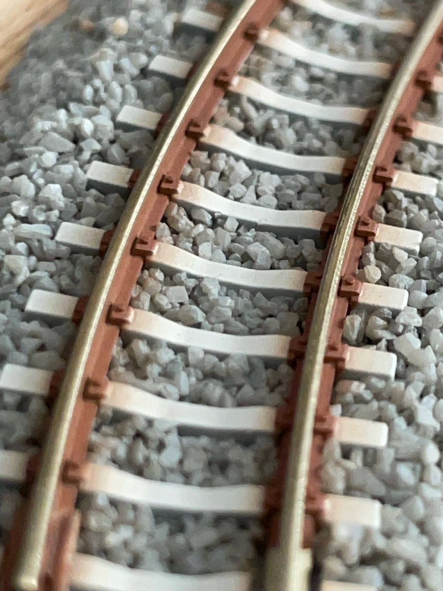 Btoretsukuru's tweet photo. ←近所の予讃線
→それ参考に作ったNゲージのモケー
#鉄道模型 #Nゲージ #ジオラマ https://t.co/tmEXmC4y8i