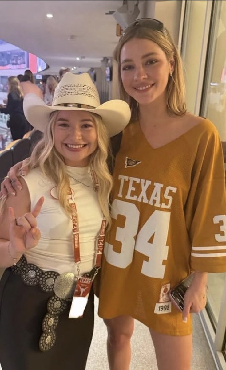 Madelyn__Cline's tweet photo. Photos with fans at the Texas Longhorns American football game recently. 💛 https://t.co/TsiP5xATIH
