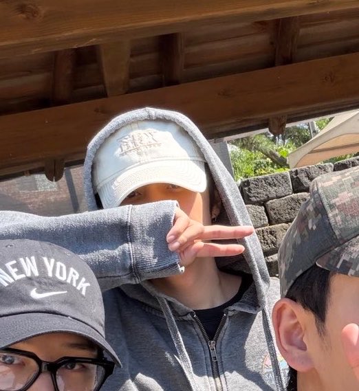 sunsmose's tweet photo. 너무 말랑하게 생겼어 역시 막내. https://t.co/TS72KmAr6B