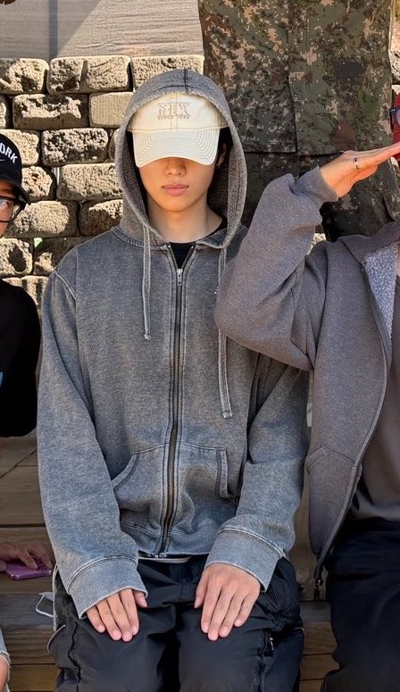 sunsmose's tweet photo. 너무 말랑하게 생겼어 역시 막내. https://t.co/TS72KmAr6B