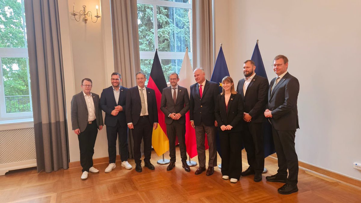 Amb_Berger's tweet photo. Bezpieczeństwo to wspólna sprawa 🇵🇱, 🇩🇪 i całej 🇪🇺, też na poziomie współpracy parlamentarnej. Warszawę odwiedziła delegacja Komisji Obrony Niemieckiego Bundestagu. Spotkała się z Prezydium Komisji Obrony Narodowej Sejmu. Rozmowy dotyczyły 🇵🇱-🇩🇪 współpracy w dziedzinie obronności https://t.co/8TUBq2oPvf