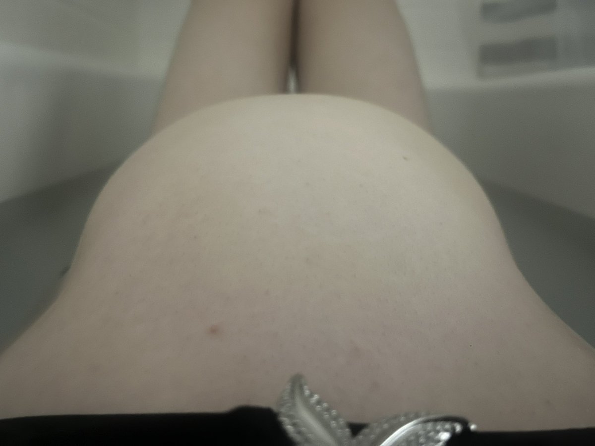 NoyesBelly's tweet photo. So I was sick all of today and been in bed the whole time and now I’m feeling better but now it’s the middle of the night and I can’t sleep so… I became a little pool floaty >///< https://t.co/OgL5AyaNjK