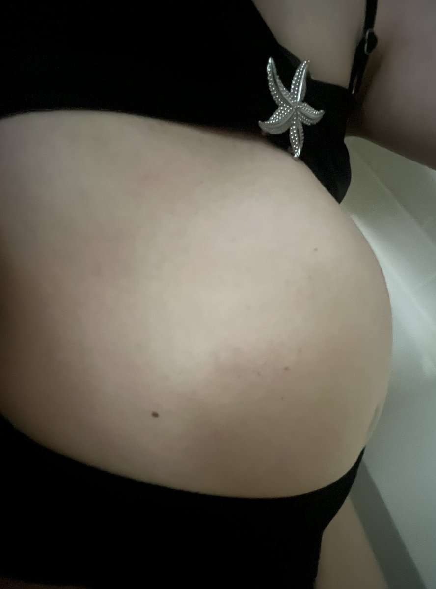 NoyesBelly's tweet photo. So I was sick all of today and been in bed the whole time and now I’m feeling better but now it’s the middle of the night and I can’t sleep so… I became a little pool floaty >///< https://t.co/OgL5AyaNjK