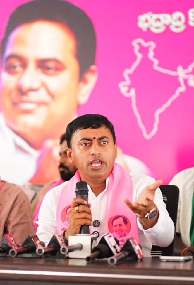RakeshReddyBRS's tweet photo. 📍భద్రాద్రి కొత్తగూడెం 
   పత్రికా విలేకరుల సమావేశం

సింగరేణి సంస్థ ఎదుర్కొంటున్న ఆర్థిక, కార్మిక, ఉద్యోగ, సంక్షేమ సమస్యలు, వారసత్వ ఉద్యోగాల అంశం, మెడికల్ బోర్డులు, పెండింగ్ బకాయిలు, కాంట్రాక్ట్ మరియు ఔట్‌సోర్సింగ్ ఉద్యోగుల సమస్యలపై భద్రాద్రి కొత్తగూడెం కార్యాలయం, తెలంగాణ భవన్ లో పత్రికా విలేకరుల సమావేశం నిర్వహించడం జరిగింది.

సిరుల సింగరేణిని కాపాడాలి.. కార్మికుల భవిష్యత్తును రక్షించాలి.

సింగరేణి తెలంగాణ ఆత్మగౌరవానికి ప్రతీక... నల్ల బంగారం మన తెలంగాణకు వెన్నెముక.

సింగరేణి కార్మికుల సమస్యలపై ప్రభుత్వం వెంటనే సమగ్ర సమీక్ష నిర్వహించాలి.

కార్మికులకు ఇచ్చిన హామీలను అమలు చేయాలి... కాంట్రాక్ట్, ఔట్‌సోర్సింగ్ ఉద్యోగులకు 1వ తేదీన జీతాలు, సామాజిక భద్రత కల్పించాలి.

 సింగరేణి అంటే తెలంగాణ సిరుల గని. సింగరేణి అంటే నల్ల బంగారం. సింగరేణి అంటే తెలంగాణ ఆత్మగౌరవం.

తరతరాలుగా లక్షలాది కుటుంబాలకు జీవనాధారంగా నిలిచిన సింగరేణి సంస్థ తెలంగాణ ఆర్థిక, సామాజిక చరిత్రలో ప్రత్యేకమైన స్థానాన్ని సంపాదించుకుంది.

 దక్షిణ భారతదేశంలో బొగ్గు గనుల రంగంలో తెలంగాణకు ప్రత్యేక స్థానం ఉంది. సింగరేణి సంస్థకు దాదాపు శతాబ్దన్నర చరిత్ర ఉంది. తెలంగాణతో పాటు పొరుగు ప్రాంతాల విద్యుత్, పారిశ్రామిక అవసరాలకు కూడా ఈ సంస్థ కీలకంగా నిలిచింది.

 తెలంగాణ ఉద్యమంలో సింగరేణి కార్మికుల పాత్రను ఈ నేల ఎన్నటికీ మర్చిపోదు. “తెలంగాణ వచ్చే వరకు ఒక్క బొగ్గు పెళ్ల కూడా బయటకు వెళ్లదు” అంటూ కార్మికులు చేసిన ఉద్యమం తెలంగాణ రాష్ట్ర సాధన పోరాటంలో ఒక చారిత్రాత్మక ఘట్టంగా నిలిచింది.

 తెలంగాణ ఉద్యమ కాలంలో సింగరేణి కార్మికులు చేసిన పోరాటం ఢిల్లీ వరకు ప్రతిధ్వనించింది. అందుకే సింగరేణి కేవలం ఒక ప్రభుత్వ రంగ సంస్థ కాదు... తెలంగాణ ఉద్యమ చరిత్రలో ఒక భాగం.

#TelanganaSingareni