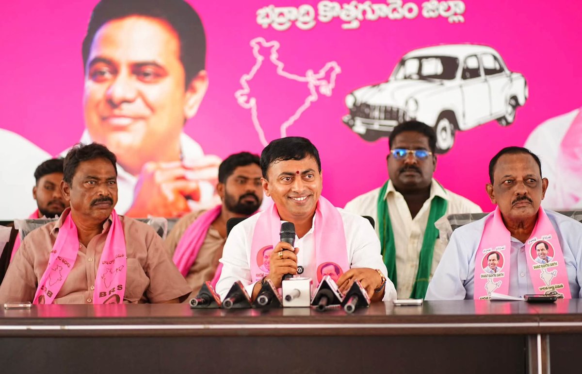 RakeshReddyBRS's tweet photo. 📍భద్రాద్రి కొత్తగూడెం 
   పత్రికా విలేకరుల సమావేశం

సింగరేణి సంస్థ ఎదుర్కొంటున్న ఆర్థిక, కార్మిక, ఉద్యోగ, సంక్షేమ సమస్యలు, వారసత్వ ఉద్యోగాల అంశం, మెడికల్ బోర్డులు, పెండింగ్ బకాయిలు, కాంట్రాక్ట్ మరియు ఔట్‌సోర్సింగ్ ఉద్యోగుల సమస్యలపై భద్రాద్రి కొత్తగూడెం కార్యాలయం, తెలంగాణ భవన్ లో పత్రికా విలేకరుల సమావేశం నిర్వహించడం జరిగింది.

సిరుల సింగరేణిని కాపాడాలి.. కార్మికుల భవిష్యత్తును రక్షించాలి.

సింగరేణి తెలంగాణ ఆత్మగౌరవానికి ప్రతీక... నల్ల బంగారం మన తెలంగాణకు వెన్నెముక.

సింగరేణి కార్మికుల సమస్యలపై ప్రభుత్వం వెంటనే సమగ్ర సమీక్ష నిర్వహించాలి.

కార్మికులకు ఇచ్చిన హామీలను అమలు చేయాలి... కాంట్రాక్ట్, ఔట్‌సోర్సింగ్ ఉద్యోగులకు 1వ తేదీన జీతాలు, సామాజిక భద్రత కల్పించాలి.

 సింగరేణి అంటే తెలంగాణ సిరుల గని. సింగరేణి అంటే నల్ల బంగారం. సింగరేణి అంటే తెలంగాణ ఆత్మగౌరవం.

తరతరాలుగా లక్షలాది కుటుంబాలకు జీవనాధారంగా నిలిచిన సింగరేణి సంస్థ తెలంగాణ ఆర్థిక, సామాజిక చరిత్రలో ప్రత్యేకమైన స్థానాన్ని సంపాదించుకుంది.

 దక్షిణ భారతదేశంలో బొగ్గు గనుల రంగంలో తెలంగాణకు ప్రత్యేక స్థానం ఉంది. సింగరేణి సంస్థకు దాదాపు శతాబ్దన్నర చరిత్ర ఉంది. తెలంగాణతో పాటు పొరుగు ప్రాంతాల విద్యుత్, పారిశ్రామిక అవసరాలకు కూడా ఈ సంస్థ కీలకంగా నిలిచింది.

 తెలంగాణ ఉద్యమంలో సింగరేణి కార్మికుల పాత్రను ఈ నేల ఎన్నటికీ మర్చిపోదు. “తెలంగాణ వచ్చే వరకు ఒక్క బొగ్గు పెళ్ల కూడా బయటకు వెళ్లదు” అంటూ కార్మికులు చేసిన ఉద్యమం తెలంగాణ రాష్ట్ర సాధన పోరాటంలో ఒక చారిత్రాత్మక ఘట్టంగా నిలిచింది.

 తెలంగాణ ఉద్యమ కాలంలో సింగరేణి కార్మికులు చేసిన పోరాటం ఢిల్లీ వరకు ప్రతిధ్వనించింది. అందుకే సింగరేణి కేవలం ఒక ప్రభుత్వ రంగ సంస్థ కాదు... తెలంగాణ ఉద్యమ చరిత్రలో ఒక భాగం.

#TelanganaSingareni