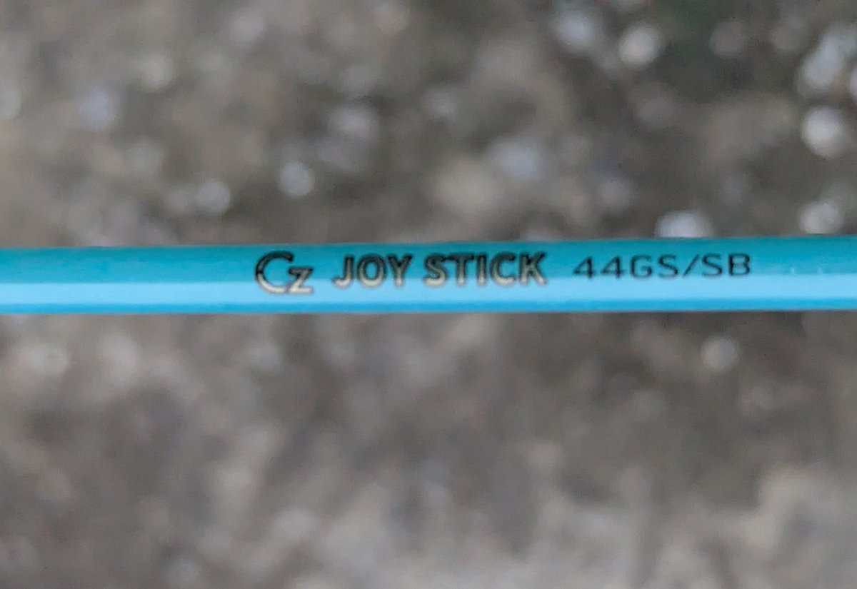 Jl7Pco's tweet photo. 長男のロット🎣
長男が勝手に名付けたイカレンジャー！(3000円)　
キャスティングの入り口辺りで置いて有る、こんなロットで50杯位釣られると脱帽😅
弘法筆を選ばずとは言うが、弘法竿を選ばずと言う言葉も有って良いのではないか😁

本当の名は、クレイジージョイスティックと呼ぶようだ。

#幸洋丸 https://t.co/8ASHPRkI59