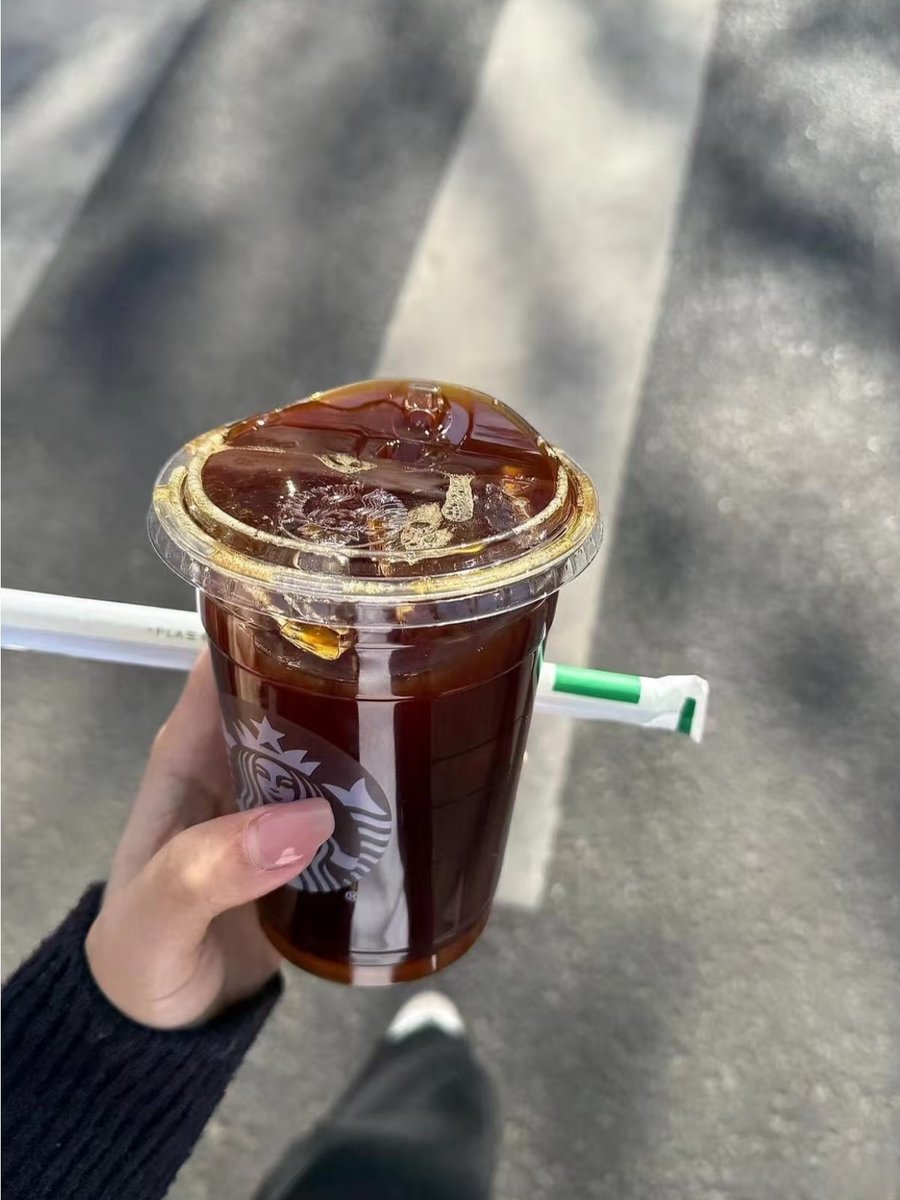 lorenzovincenz2's tweet photo. Tried the new morning cold brew with orange zest u0026 honey today—game changer for my commute vibes! ， https://t.co/wwubOfEXgH
