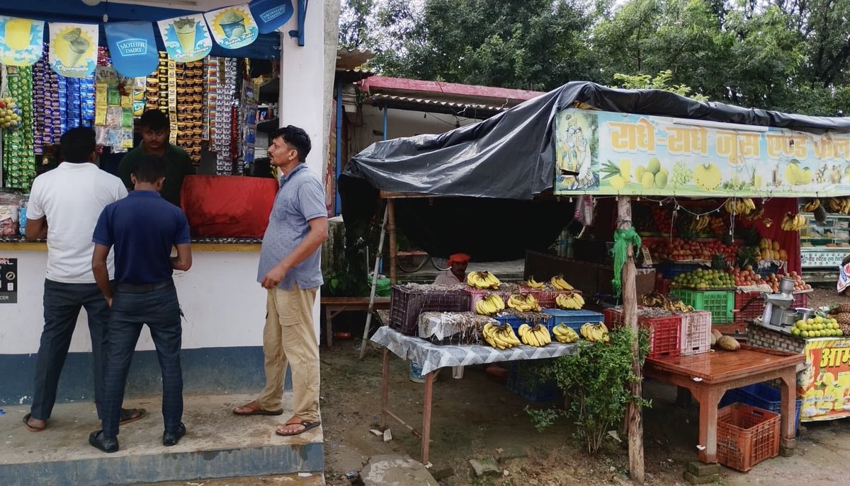 ishika_2995's tweet photo. Now when my bus stopped on the way, people in it were buying only intoxicants. There was a fruit shop next door, no one bought. https://t.co/d7U59d6ihK