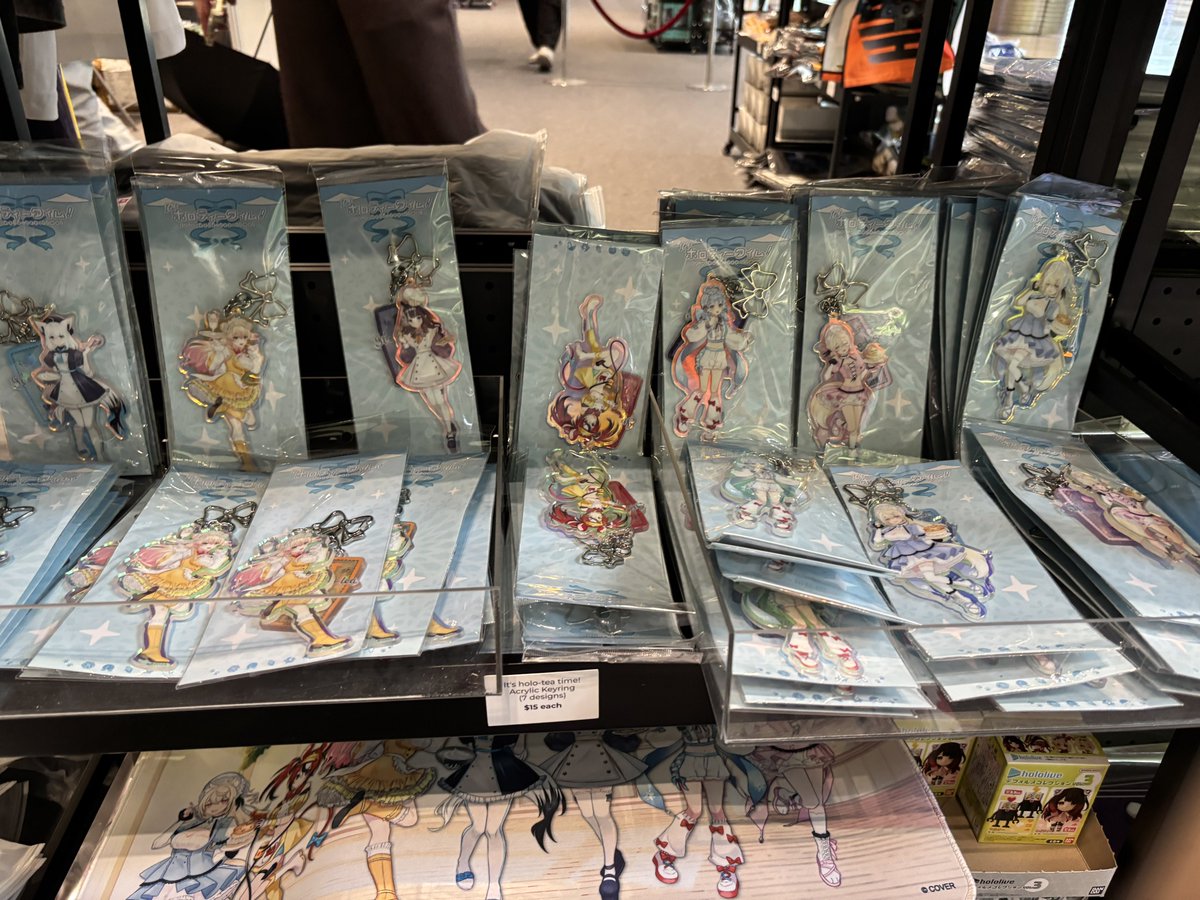 takopuras's tweet photo. they have this at changi airport???? Jumpscare???? https://t.co/l32LRgM0as