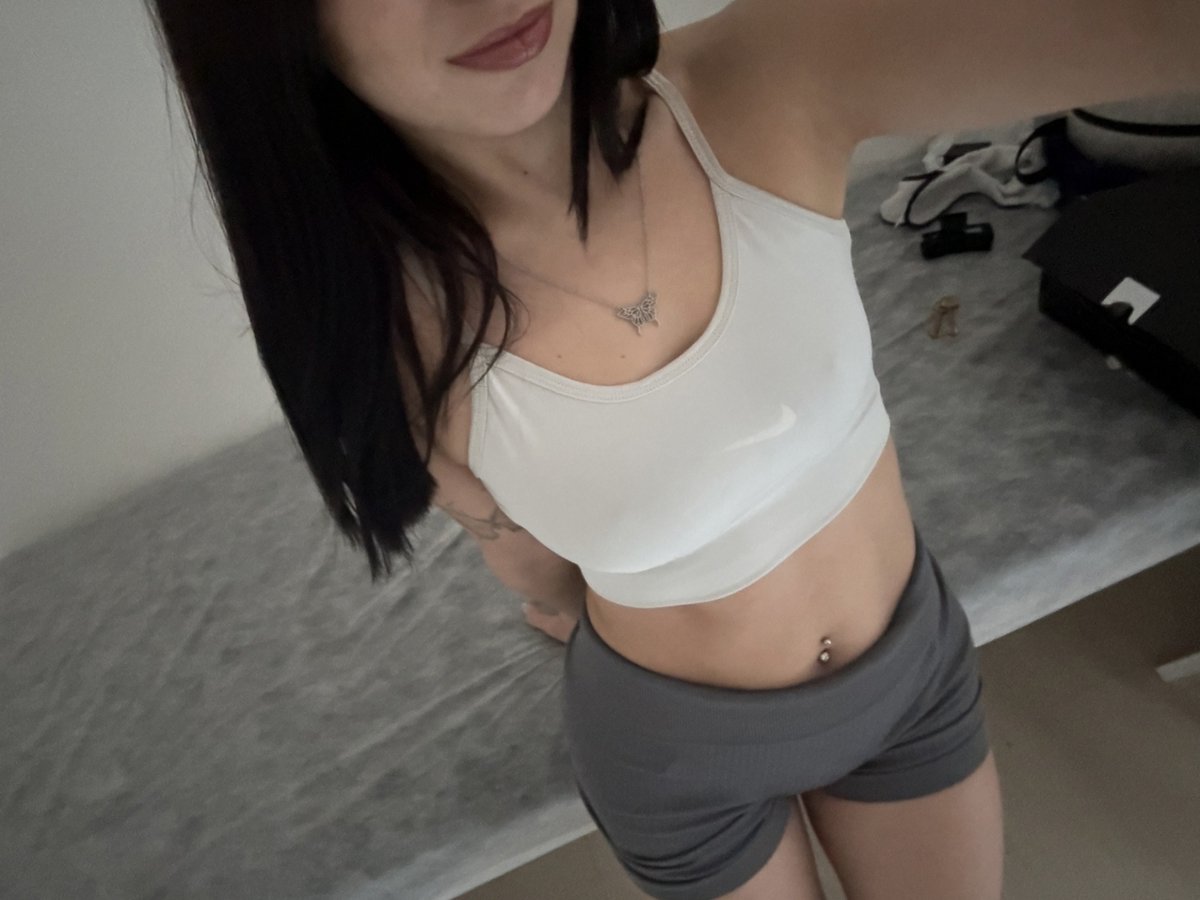 mooniedeww2's tweet photo. styled in pure confidence 🤍 https://t.co/y7ZKJv2vZe
