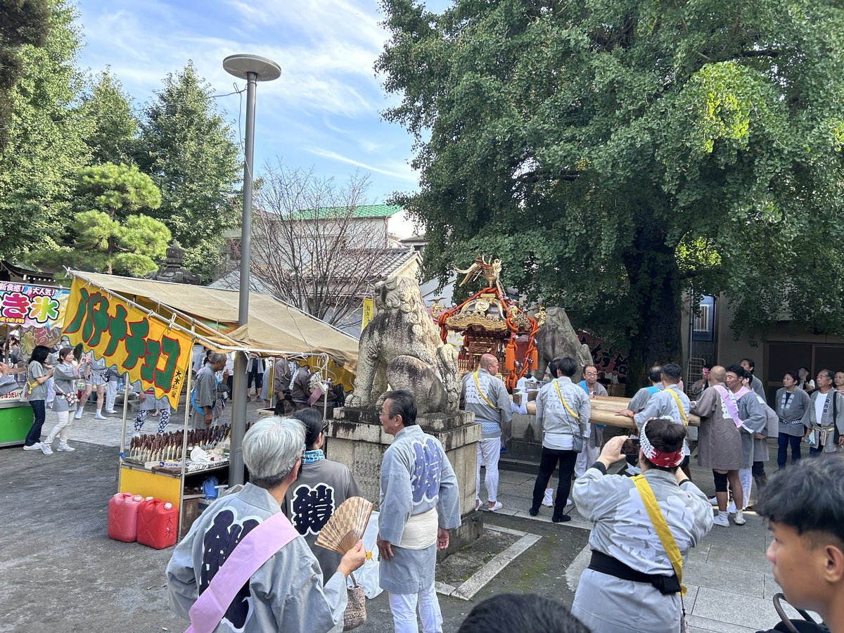 TakanoShinsuke's tweet photo. @y_taira2182 【鎧神社祭り】
鎧神社祭り神輿担ぎに参加！
袢纏(ハンテン)がカッコいい！
北新宿の皆様と交流させて頂きました。
技能実習生　初めての神輿に興奮していました！
気合いを入れて担いだのですが、肩が腫れました💦 https://t.co/2de0Nmr0G2