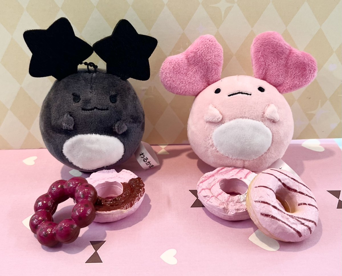 Kotobukiya_akb's tweet photo. 【コトブキヤ秋葉原館4階Vstore】
#周防パトラ コトブキヤショップ情報

🖤『わるかま』『かにかま』各￥1,200(税込)が好評販売中🦀🩷
ピンクの愛らしい生き物とちょっとダークでキュートなマスコットがふんわりもち��ちな触り心地のぬいぐるみになって登場‼️ https://t.co/m3MwGGSxTx