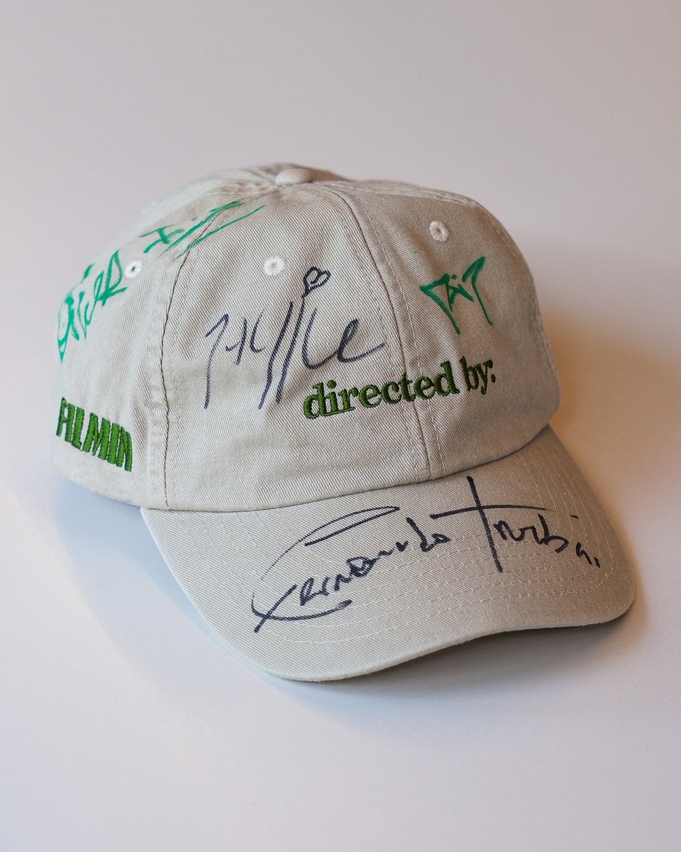 Filmin's tweet photo. Plataforma de cine busca firmas de cineastas para su gorra ✍️🧢

Tras un primer asalto en @atlantidafilm, mañana nos vamos para el @sansebastianfes. ¿Cuántas creéis que conseguiremos? https://t.co/wyHEc1Dps5
