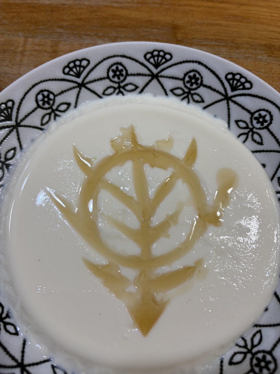 huratti1's tweet photo. ジオンマークの牛乳プリン https://t.co/fXU6Oj2tlb