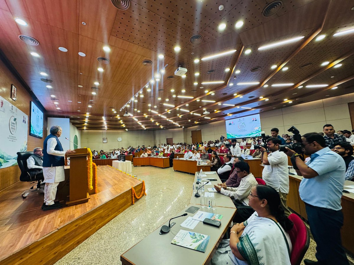 arjunmodhwadia's tweet photo. Honoured to recognize outstanding environmental champions today at the Climate Change Awards in Gandhinagar! 

We also launched the 'District-Level Climate Smart Action Plan with Decarbonisation Pathway' for 20 districts & a new Climate Change Module.

Gujarat’s climate journey, which began with a dedicated department in 2009 under then CM Shri @narendramodi Ji, is now reaching the grassroots. Guided by CM Shri @Bhupendrapbjp Ji, this vision is evolving into targeted local action.

🔹 From policy to districts.
🔹 From districts to the ground.
🔹 From Climate Governance to Climate Action. 

#ClimateAction #ClimateGovernance #NetZero #SustainableDevelopment