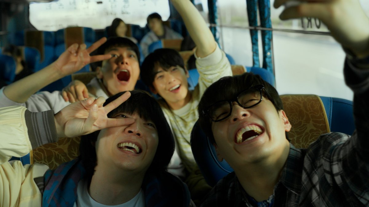 firstride_movie's tweet photo. ┈┈ 𝘚𝘤𝘦𝘯𝘦 𝘚𝘵𝘪𝘭𝘭𝘴 ┈┈✈️

6歳の頃からいつも一緒🌟
おバカ親友4人組の卒業旅行✈️

•*¨*•.¸¸✈️☁️•*¨*•.¸¸✈️☁️•*¨*•.¸¸✈️

映画『 #ファーストライド 』
9.25 Fri. 搭乗開始 .....🛫
購入特典付きムビチケ販売中💫

#カン・ハヌル #キム・ヨングァン 
#チャウヌ ( #ASTRO ) #カン・ヨンソク