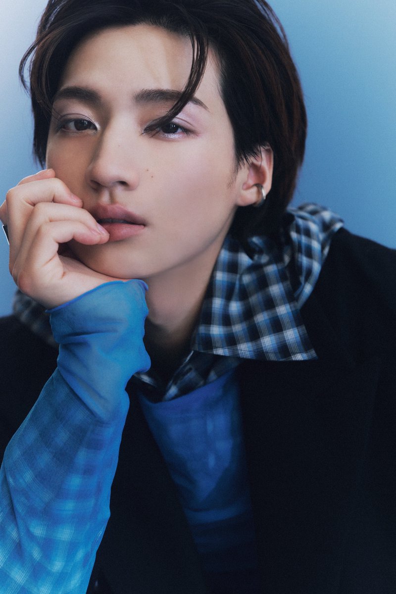 CYANMANMAGAZINE's tweet photo. #ICEx #志賀李玖 の多彩な表情を引き出す、偏光ラメメイク💎

見る角度によって色彩が変わる“風景画”のように、新たな魅力が覗く。ここでしか見られない彼の表情に注目！

本誌未掲載カットはこ��らから🔽
https://t.co/1XpHfmtkdJ

@shigariku_mg @ICEx_official @caelumjp #CYANMAN #EBiDAN https://t.co/xMTQ1x2pWf