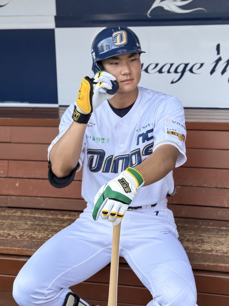 DUGOUTMAGAZINE's tweet photo. 🥔: 휘집이 골반 흔드는 게 충격적이어서 좋아요를 참을 수가 없었어요...

1년 반 만에 감자에서 남자로 돌아온 김우리주원이가 10월 호의 표지 모델입니다!🥔🧑🏼‍🚀
김휘집의 골반 통신 릴스에 누구보다 빠르게 좋아요를 누른 이유…엔 조금 슬픈 사연도 있었는데요😂
행운템을 모으는 그에게 가장 강력한 기운을 준 팬의 선물은 무엇이었을지?! 10월 호에서 확인해 보세요!🍀🪎

***

💌 186호(26년 10월 호) 예약 판매

2026. 9. 18. (금) 12:00 OPEN
대단한미디어 네이버 스마트스토어

***

#더그아웃매거진 #186호
#NC다이노스 #김주원