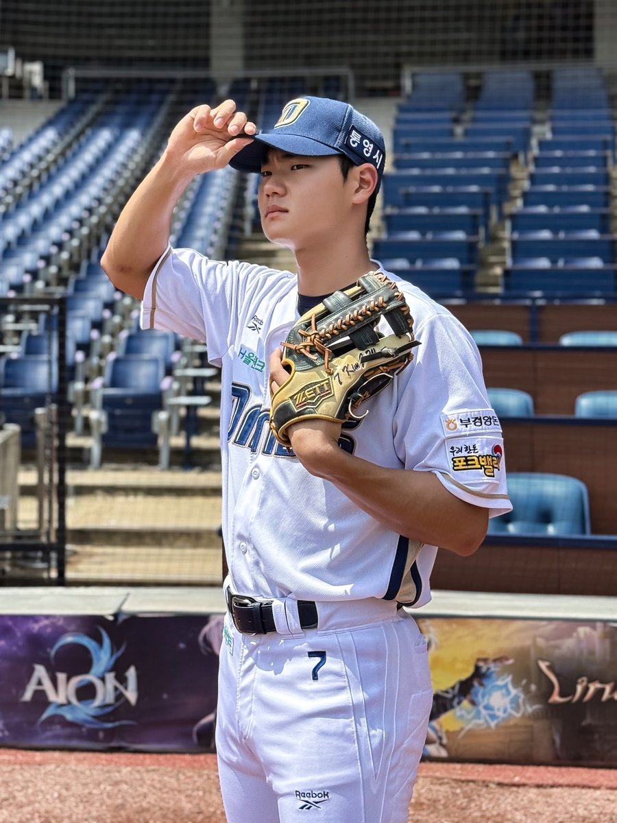 DUGOUTMAGAZINE's tweet photo. 🥔: 휘집이 골반 흔드는 게 충격적이어서 좋아요를 참을 수가 없었어요...

1년 반 만에 감자에서 남자로 돌아온 김우리주원이가 10월 호의 표지 모델입니다!🥔🧑🏼‍🚀
김휘집의 골반 통신 릴스에 누구보다 빠르게 좋아요를 누른 이유…엔 조금 슬픈 사연도 있었는데요😂
행운템을 모으는 그에게 가장 강력한 기운을 준 팬의 선물은 무엇이었을지?! 10월 호에서 확인해 보세요!🍀🪎

***

💌 186호(26년 10월 호) 예약 판매

2026. 9. 18. (금) 12:00 OPEN
대단한미디어 네이버 스마트스토어

***

#더그아웃매거진 #186호
#NC다이노스 #김주원