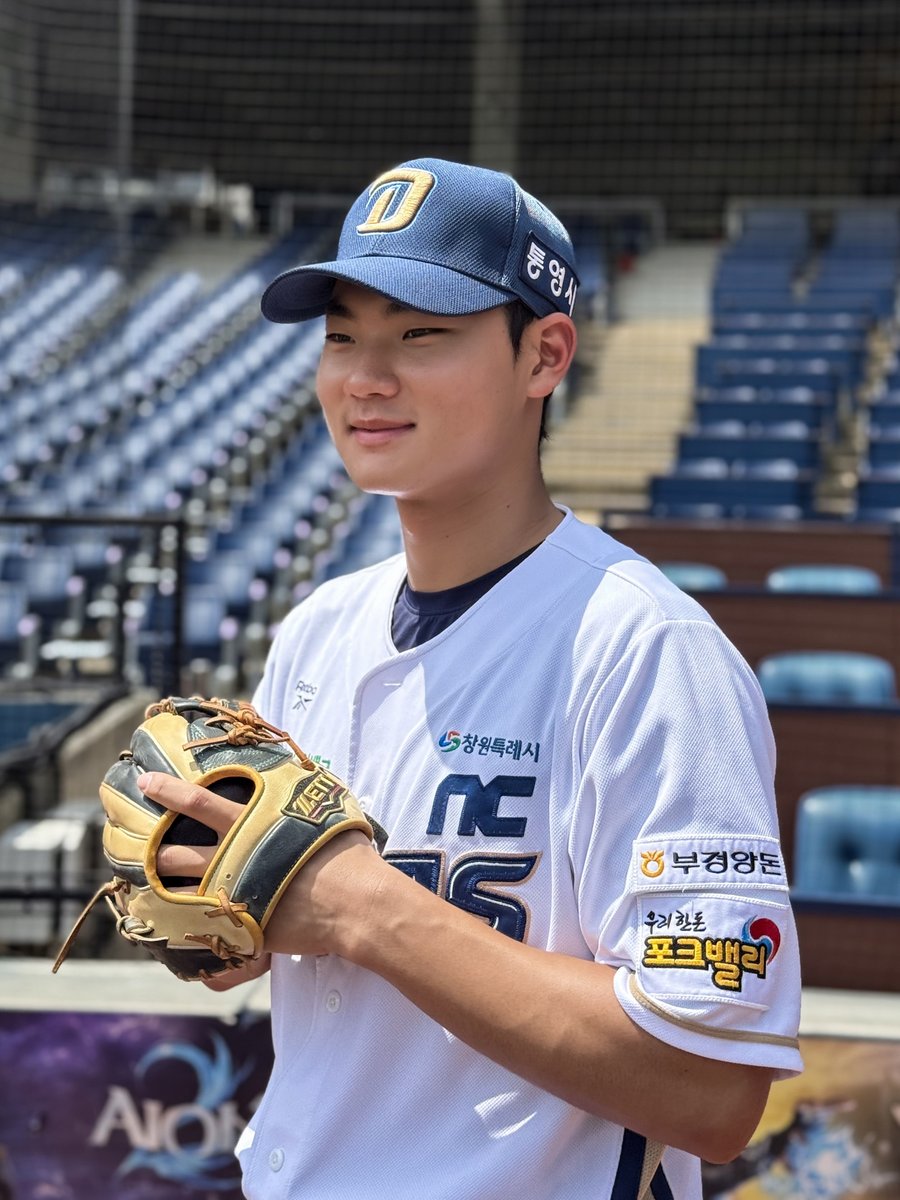 DUGOUTMAGAZINE's tweet photo. 🥔: 휘집이 골반 흔드는 게 충격적이어서 좋아요를 참을 수가 없었어요...

1년 반 만에 감자에서 남자로 돌아온 김우리주원이가 10월 호의 표지 모델입니다!🥔🧑🏼‍🚀
김휘집의 골반 통신 릴스에 누구보다 빠르게 좋아요를 누른 이유…엔 조금 슬픈 사연도 있었는데요😂
행운템을 모으는 그에게 가장 강력한 기운을 준 팬의 선물은 무엇이었을지?! 10월 호에서 확인해 보세요!🍀🪎

***

💌 186호(26년 10월 호) 예약 판매

2026. 9. 18. (금) 12:00 OPEN
대단한미디어 네이버 스마트스토어

***

#더그아웃매거진 #186호
#NC다이노스 #김주원