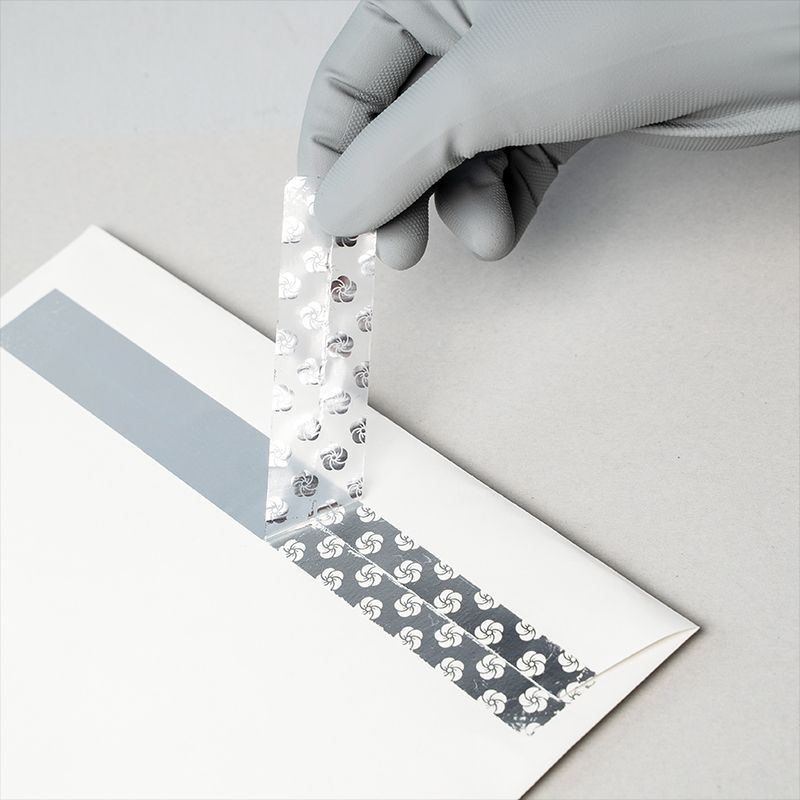 i_______DESIGN's tweet photo. 剥がした後に和柄の紋様が現れる、梱包用テープのアイデア。
めくり紋様　|　ta_rabo(@ta_rabo)　|　1307r2

(※小さなおくりもの用のテープとして商品化されました。)

https://t.co/qj8SE4ENNv https://t.co/Yowj5tYvzN
