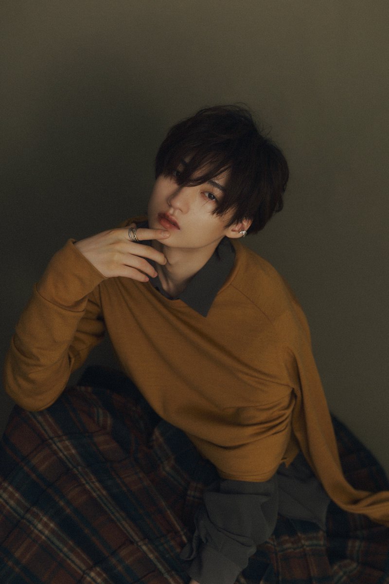 CYANMANMAGAZINE's tweet photo. #ICEx #志賀李玖 のまるで“肖像画”から抜け出したような佇まい🖼️

深みのあるリップに、吸い込まれるような眼差し。ここでしか見られない彼のスペシャルカットは必見！

本誌未掲載カットはインスタマガジンにて🔽
https://t.co/1XpHfmsMob

@shigariku_mg @ICEx_official @caelumjp #CYANMAN #EBiDAN https://t.co/uRzKdenQoA