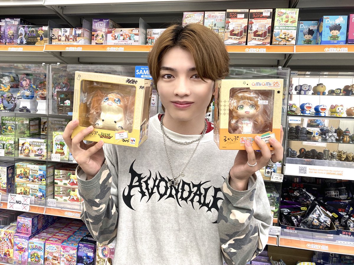 amiami_figure's tweet photo. ＼#あみあみフィギュアタワー店 情報／
 
5人組ボーイズグループ𝗪𝗜𝗟𝗗 𝗕𝗟𝗨𝗘(@wildblue_ykme) より #宮武颯 さんご来店！
 
大好きなアニメ作品に囲まれた店内で撮影いただきました。
どのような撮影だったのかは、𝗪𝗜𝗟𝗗 𝗕𝗟𝗨𝗘さんのアカウントをチェックして情報をお待ちください♪ https://t.co/aOEKBg0vNH