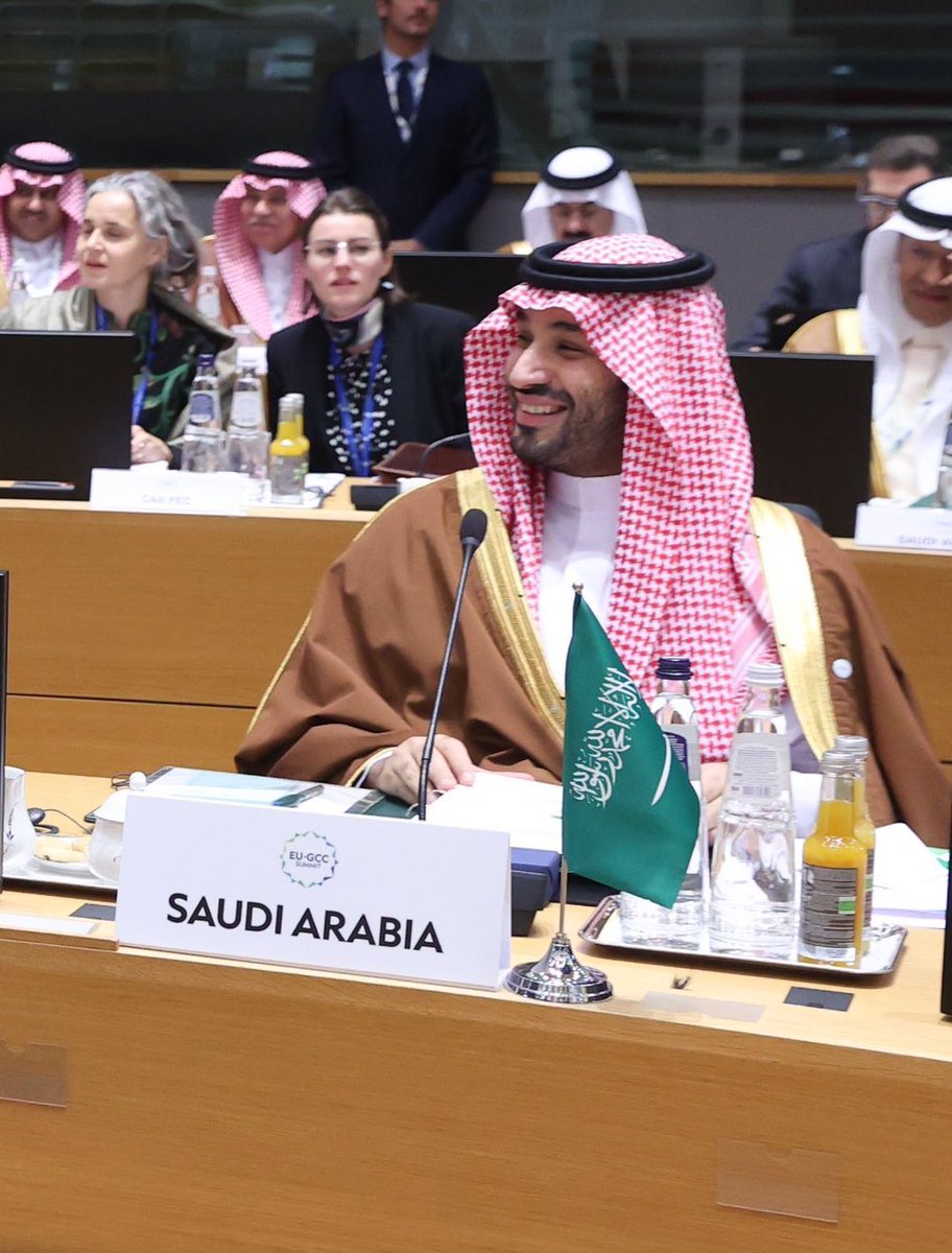 S_H_188's tweet photo. سيّدي والله لو تامر على الرجال منا
يفتديك العمر ماتلقى بنا روحِِ بخيلة

🤍🤍🤍 https://t.co/ThZaCyNb62