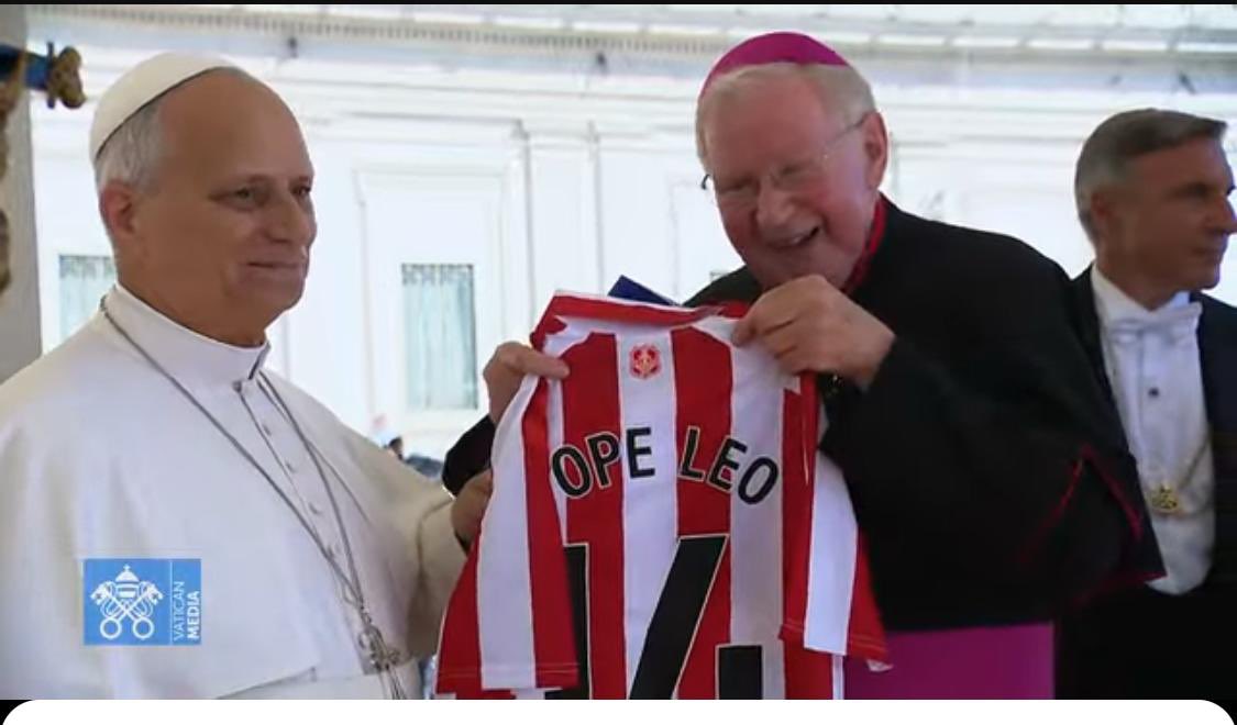 frlydensmith's tweet photo. Well the #Pope is now officially a @SunderlandAFC supporter! 
He offered prayers for the team as we begin our European campaign. Photos to follow. #Sunderland #safc https://t.co/ricGz7zir6