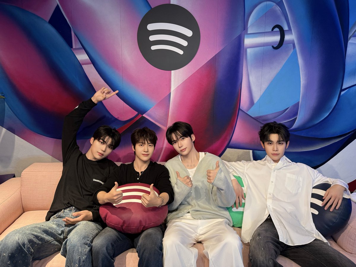 ZB1_jp's tweet photo. ZEROBASEONE Japan 2nd EP
『回帰𝐿𝑂𝑉𝐸』配信記念🎐

#Spotifyオフィス を訪問させていただきました🎶💚
 Spotifyで『回帰𝐿𝑂𝑉𝐸』をたくさん聴いて
まだまだ一緒にリリースを楽しみましょう🎧🎐
 @SpotifyJP
#ZEROBASEONE #ZB1
#回帰LOVE
#イグジステンス #ZEROBASEONE_イグジステンス https://t.co/0FSn8xdHDw