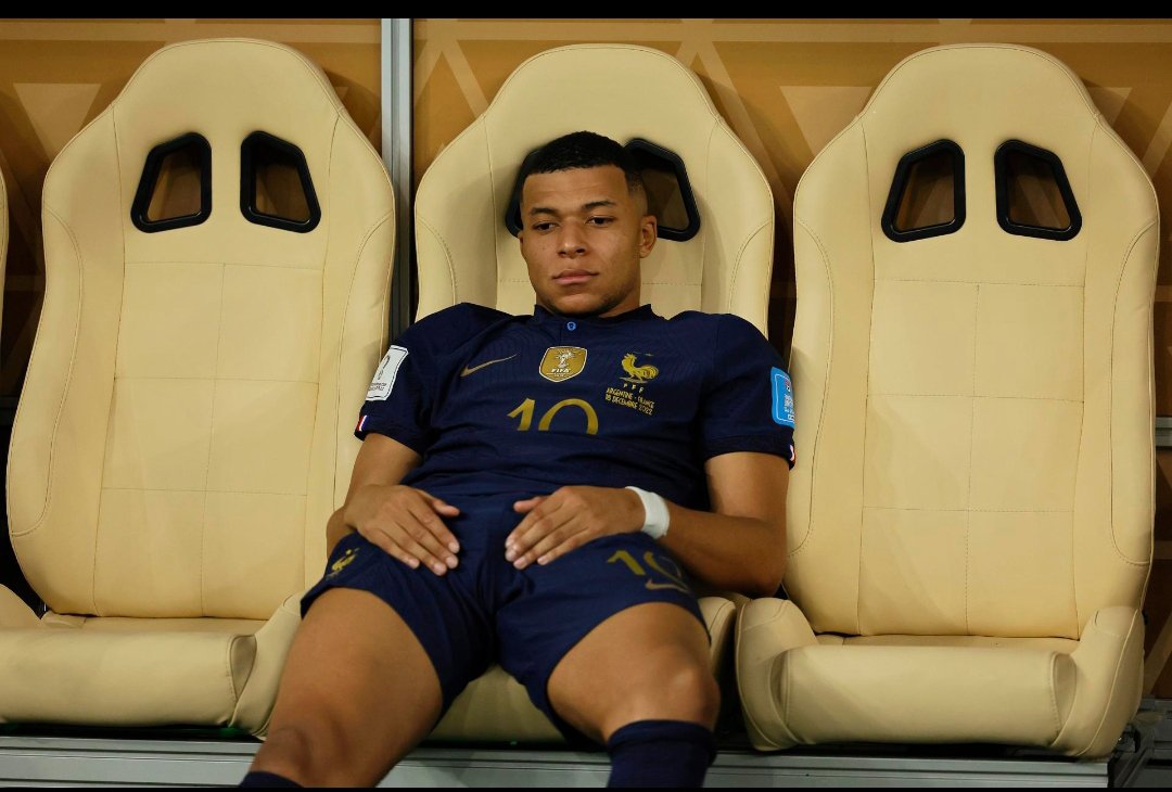 bonaventureo5's tweet photo. il faut le dégager nous n'en voulons plus en équipe de France indigne de représenter notre pays qu'il méprise et pourtant qui lui a tout donné... 
@KMbappe dégage et vite... 🖕 https://t.co/x2ziQqs2X5