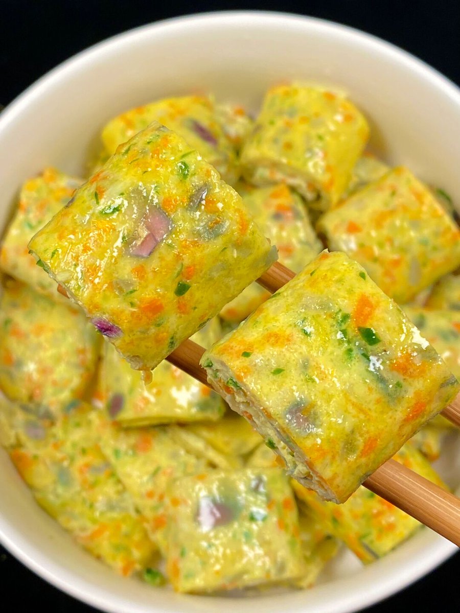 oofameoo's tweet photo. Fresh u0026 filling 5-minute veggie egg wrap for lunch: low-cal, high-protein, perfect for fat loss! No extra oil, just veggies, eggs and whole wheat tortilla. https://t.co/oqfAJ1DhtR