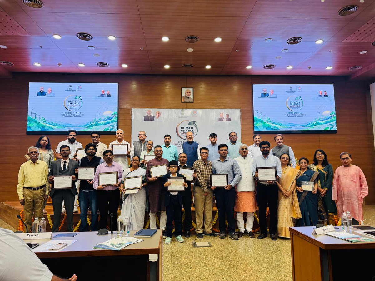arjunmodhwadia's tweet photo. Honoured to recognize outstanding environmental champions today at the Climate Change Awards in Gandhinagar! 

We also launched the 'District-Level Climate Smart Action Plan with Decarbonisation Pathway' for 20 districts & a new Climate Change Module.

Gujarat’s climate journey, which began with a dedicated department in 2009 under then CM Shri @narendramodi Ji, is now reaching the grassroots. Guided by CM Shri @Bhupendrapbjp Ji, this vision is evolving into targeted local action.

🔹 From policy to districts.
🔹 From districts to the ground.
🔹 From Climate Governance to Climate Action. 

#ClimateAction #ClimateGovernance #NetZero #SustainableDevelopment