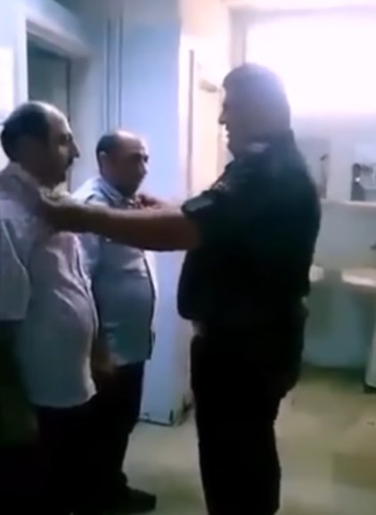 k7ybnd99's tweet photo. في بداية الثورة انتشر فيديو لضابط أسدي ضخم يمسك شقيقين مدنيين ويستعرض قوته بضربهما بشدة على وجههما ثم يأمرهما أن يضرب كل واحد منهما شقيقه الآخر وبكل ضربة خفيفة يعوضها بقوية من زنوده الثقيلة..
يرجى ممن يعرف معلومات عن الضابط أو الشقيقين أن يضعه في التعليقات https://t.co/fMYZgPojjG