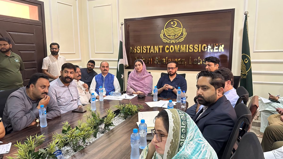 Kh_ImranNazir's tweet photo. اسسٹنٹ کمشنر آفس شالیمار ٹاؤن میں انسدادِ ڈینگی اجلاس کی صدارت کی۔ ڈینگی کی صورتحال، فیلڈ سرویلنس اور لاروا کی بروقت نشاندہی و تلفی کا جائزہ لیا۔

ڈینگی کے خلاف کارروائیوں میں غفلت یا کوتاہی کی کوئی گنجائش نہیں۔ متعلقہ ادارے مؤثر نگرانی اور بروقت اقدامات یقینی بنائیں۔ https://t.co/ZrZ4xDcD2N