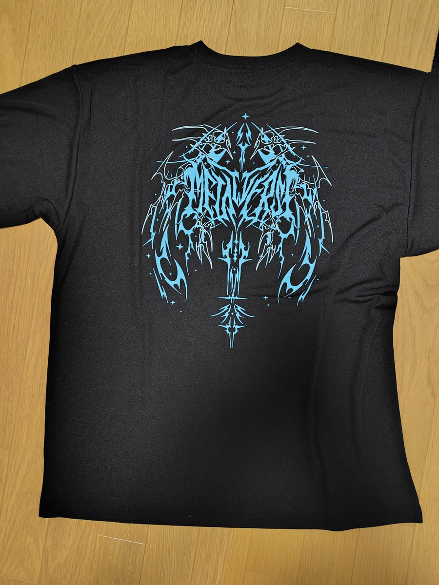 ryumetal44's tweet photo. 仕事から帰ってきたらメタバのTシャツが届いていました！
今度このTシャツを来てワンマンライブに行きたいです！🤘＃METALVERSE https://t.co/ttFYjrnWUz