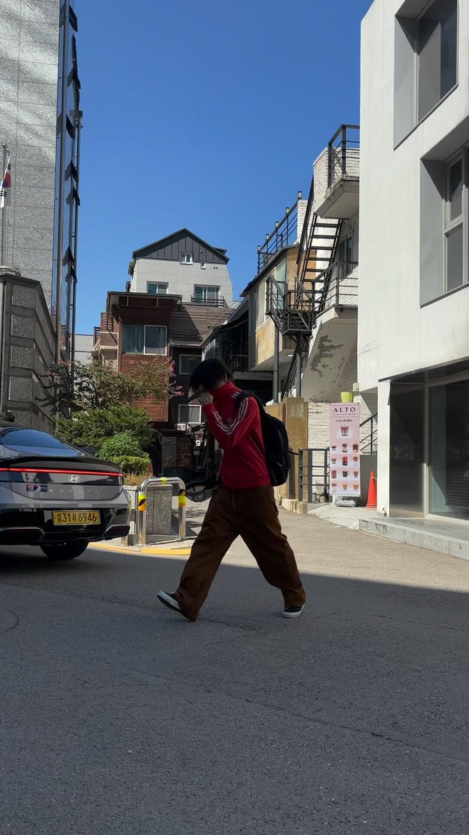 YGNBG_GLOBAL's tweet photo. Mysterious boy spotted at the YG building this morning, hiding his face because he has no facemask on. Is debut close?

#YGNBG #YGNEWBOYGROUP https://t.co/9JSSZjn8aw