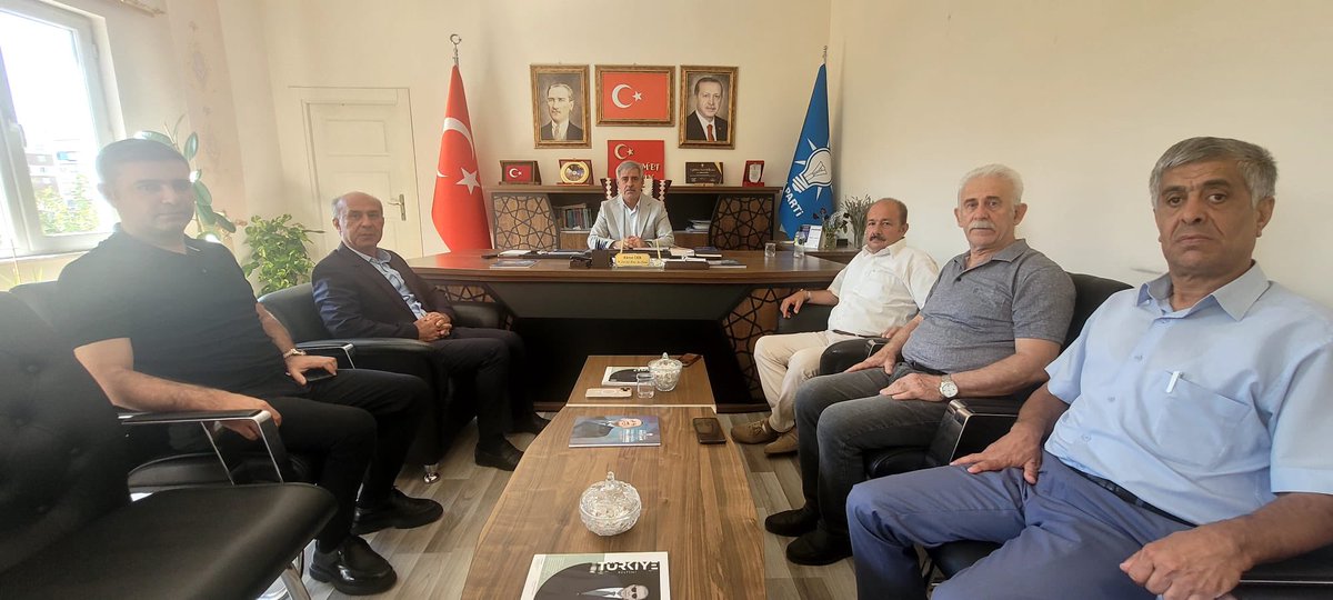 PartiSiirt's tweet photo. Merkez İlçe Başkanımız Sn @hikmetekin56 ve yönetimini ziyarete gelen Beşiri İlçe Başkanımız Sn Hasan Okay ve yönetimine nazik ziyaretlerinden dolayı teşekkür ederiz. https://t.co/8yq9l64V3m